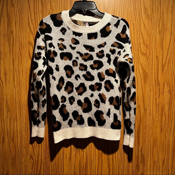 Love by Design women’s sweater size S - Picture 1 of 1